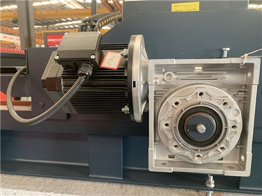 Front and rear servo motors