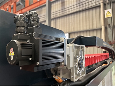 The XYZ axis is driven by a servo motor